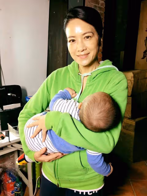 未婚生子25年！61歲本土劇女星柯素雲放棄演戲「帶兒遠赴加拿大」 寧當單親媽「不後悔沒結婚」如今兒子長大了