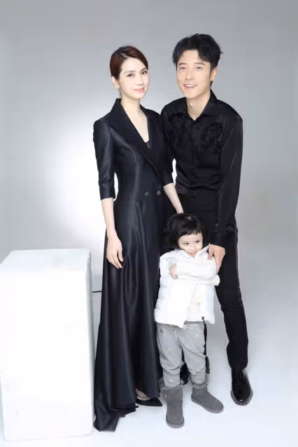 洪欣曬全家福為9歲女兒慶生,與張丹峰恩愛依舊,豪宅裝修很奢華