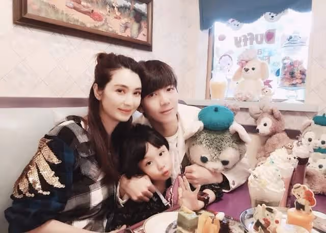 洪欣曬全家福為9歲女兒慶生，與張丹峰恩愛依舊，豪宅裝修很奢華