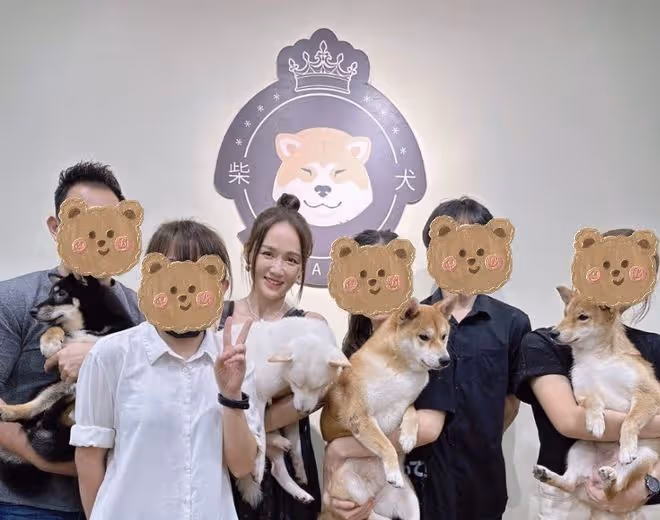 陳喬恩回馬來西亞看望公婆,春節和丈夫一起擼狗,合影像一家六口