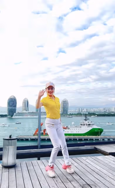 朱軍52歲妻子譚梅秀舞姿,穿高腰褲暴露腰間贅肉,舞蹈水平遭質疑