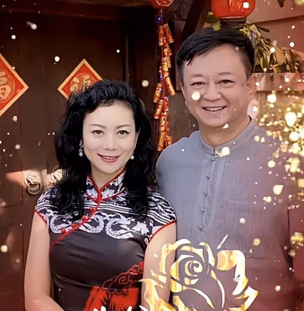 朱軍52歲妻子譚梅秀舞姿，穿高腰褲暴露腰間贅肉，舞蹈水平遭質疑