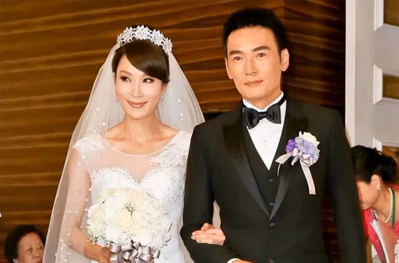 焦恩俊前妻海上秀身材!52歲風韻猶存,坐懸空玻璃碗凹造型,網友直呼:一雙白皙長腿太吸睛