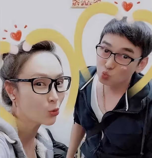 焦恩俊前妻海上秀身材!52歲風韻猶存,坐懸空玻璃碗凹造型,網友直呼:一雙白皙長腿太吸睛