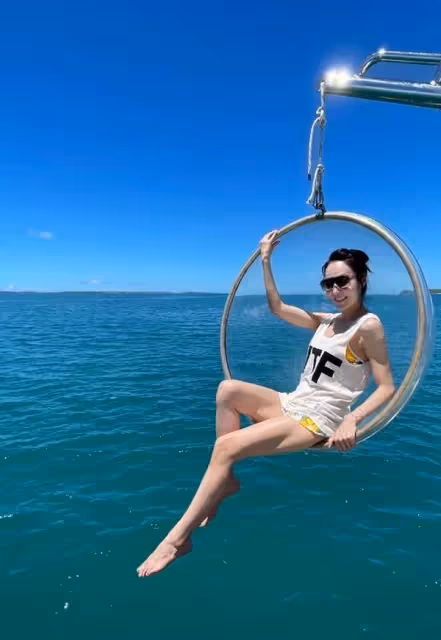 焦恩俊前妻海上秀身材!52歲風韻猶存,坐懸空玻璃碗凹造型,網友直呼:一雙白皙長腿太吸睛