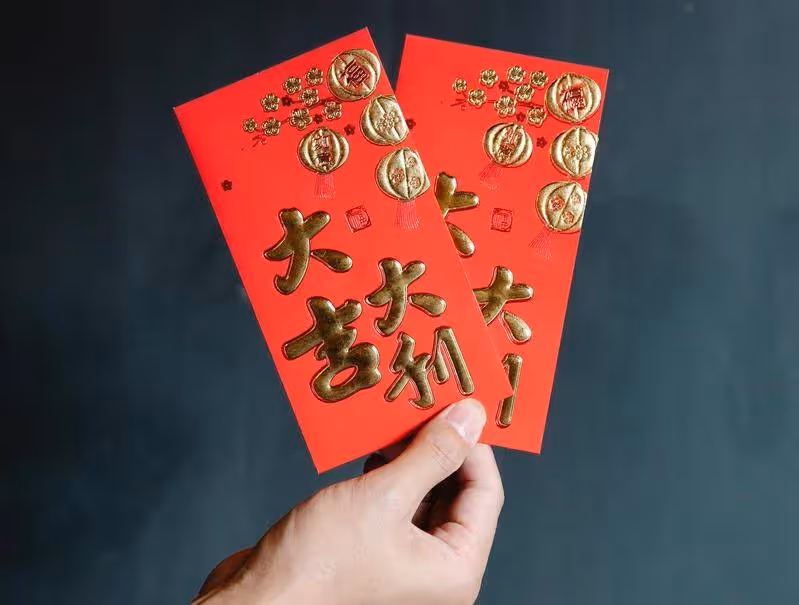 夫妻經濟困難,公公大方安慰「沒關係」下秒見紅包金額爆怒:養你這麼大,真不值!