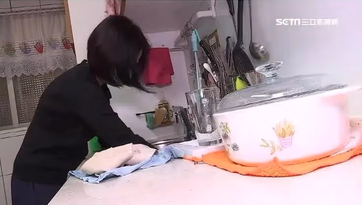 婆家爽逛百貨,年前大掃除丟給媳婦「1人掃4樓」規定「回來前要掃完」她秒回娘家:我不是傭人!