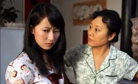 婆家爽逛百貨,年前大掃除丟給媳婦「1人掃4樓」規定「回來前要掃完」她秒回娘家:我不是傭人!