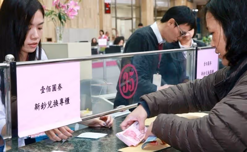 老爸走後「發現抽屜有多捆舊鈔票」大喊「我要發財了」開心到爆,到銀行估價「被笑田僑仔變凡人」網:你是隱形富豪
