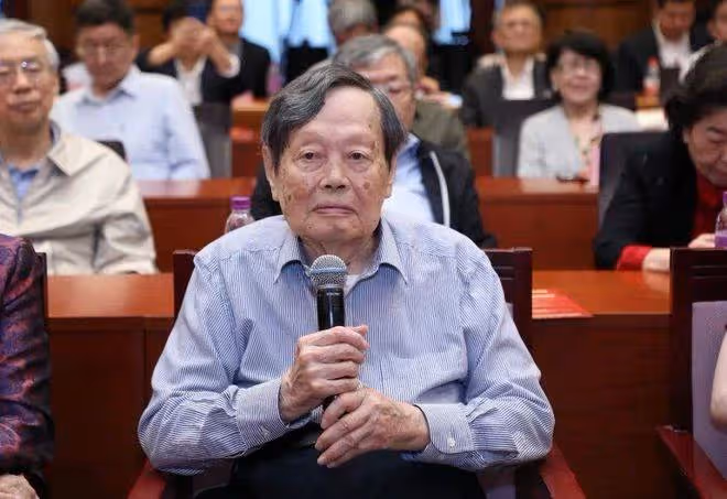 知道她不容易!楊振寧財產都留給「小54歲嬌妻」 百歲高齡近況「3個孩子的做法」讓人失望