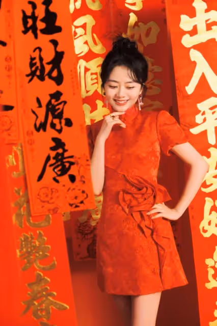 譚松韻曬美照送新春祝福,穿搭喜慶難掩好身材,笑容甜美似初戀
