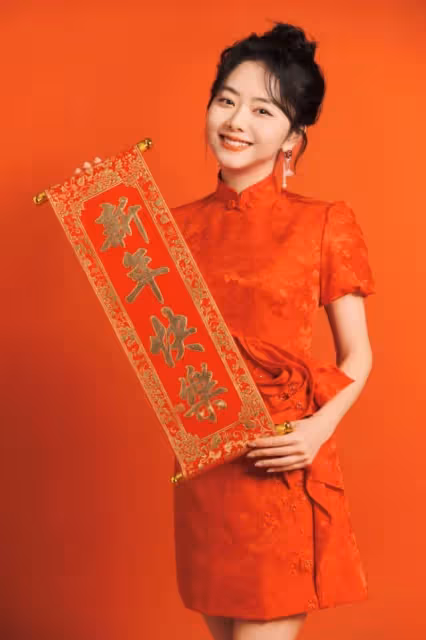 譚松韻曬美照送新春祝福,穿搭喜慶難掩好身材,笑容甜美似初戀