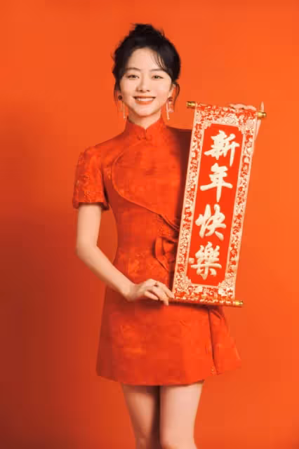 譚松韻曬美照送新春祝福,穿搭喜慶難掩好身材,笑容甜美似初戀