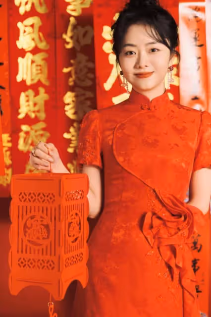 譚松韻曬美照送新春祝福,穿搭喜慶難掩好身材,笑容甜美似初戀