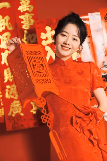 譚松韻曬美照送新春祝福,穿搭喜慶難掩好身材,笑容甜美似初戀
