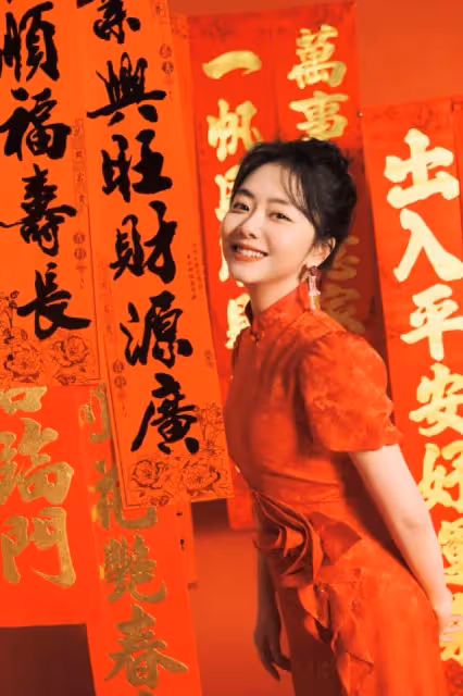 譚松韻曬美照送新春祝福,穿搭喜慶難掩好身材,笑容甜美似初戀