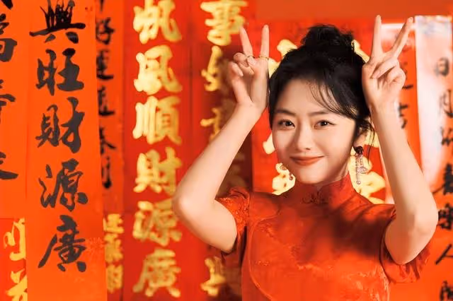 譚松韻曬美照送新春祝福,穿搭喜慶難掩好身材,笑容甜美似初戀