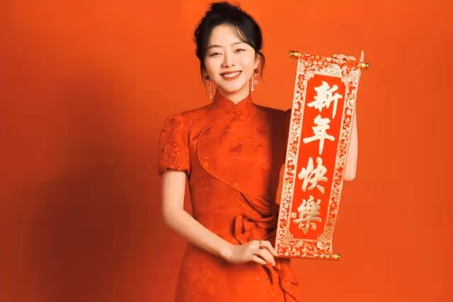 譚松韻曬美照送新春祝福，穿搭喜慶難掩好身材，笑容甜美似初戀