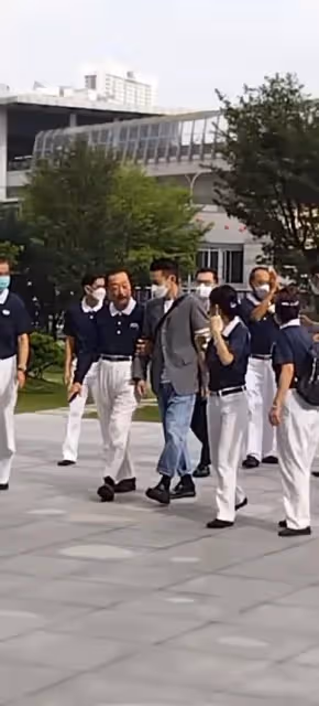 劉德華與妻女返大馬拜年,陪朱麗倩舅舅祈福,對義工態度盡顯素質