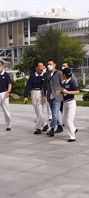 劉德華與妻女返大馬拜年,陪朱麗倩舅舅祈福,對義工態度盡顯素質