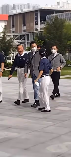 劉德華與妻女返大馬拜年,陪朱麗倩舅舅祈福,對義工態度盡顯素質