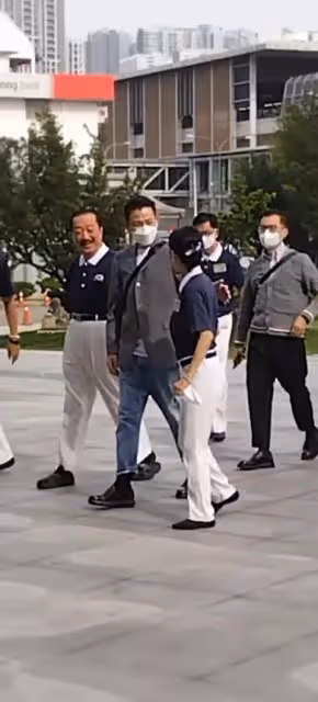 劉德華與妻女返大馬拜年,陪朱麗倩舅舅祈福,對義工態度盡顯素質