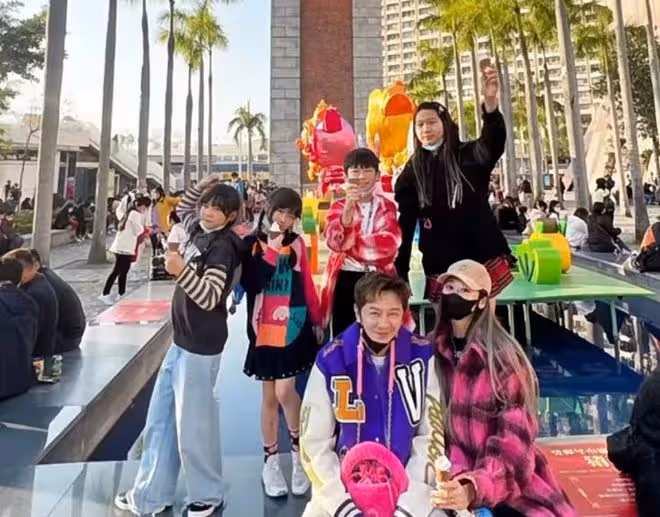 陳浩民一家時隔3年回港,跟林子聰全家拜年領紅包,躺草坪笑開懷