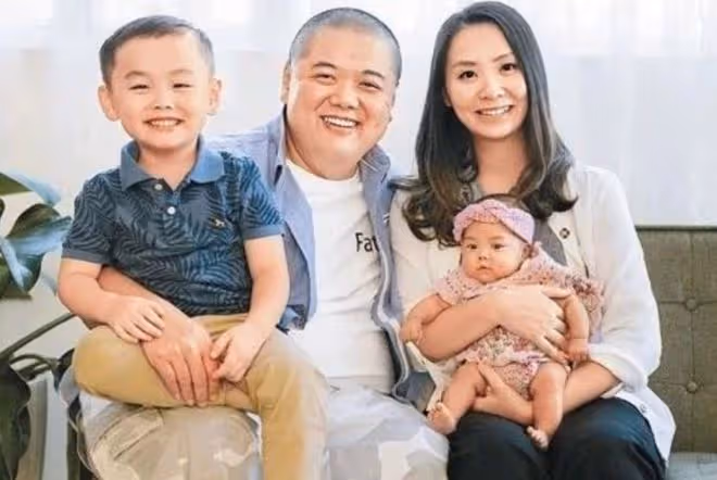 陳浩民一家時隔3年回港，跟林子聰全家拜年領紅包，躺草坪笑開懷