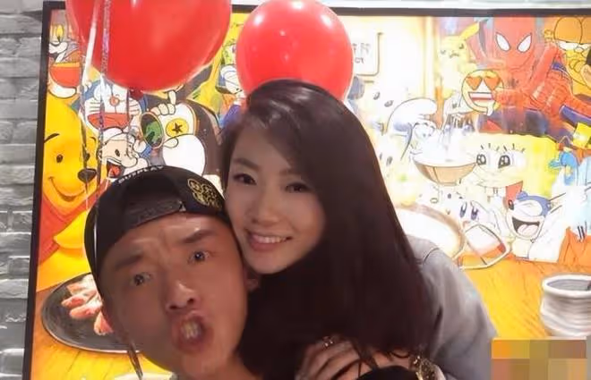 鄭愷前女友程曉玥曬孕期照,孕肚大到需雙手環抱,化濃妝依然時尚