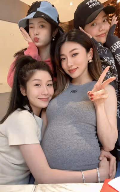 鄭愷前女友程曉玥曬孕期照,孕肚大到需雙手環抱,化濃妝依然時尚