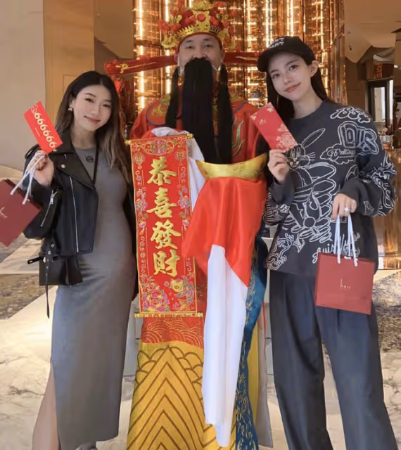 鄭愷前女友程曉玥曬孕期照,孕肚大到需雙手環抱,化濃妝依然時尚