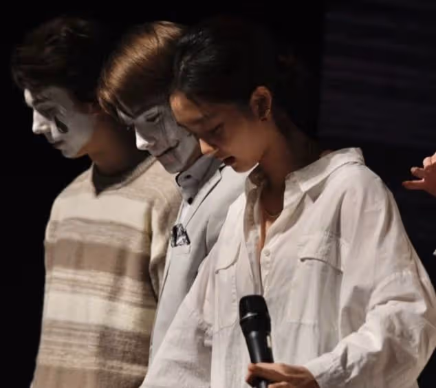16歲多多指導同學排舞台劇，拿話筒超幹練，展現領導才能側顏好俊