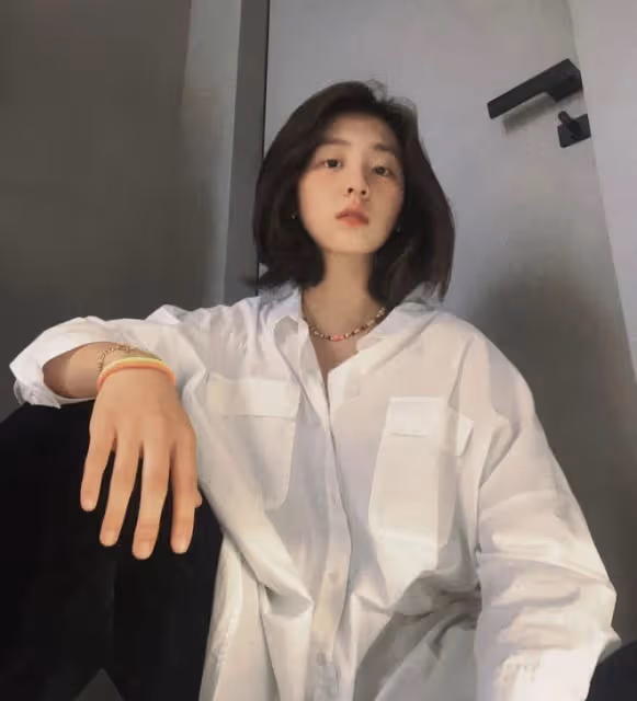 16歲多多指導同學排舞台劇,拿話筒超幹練,展現領導才能側顏好俊