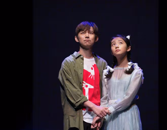 16歲多多指導同學排舞台劇,拿話筒超幹練,展現領導才能側顏好俊