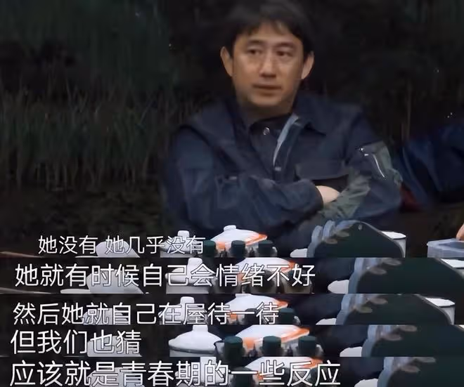 16歲多多指導同學排舞台劇,拿話筒超幹練,展現領導才能側顏好俊