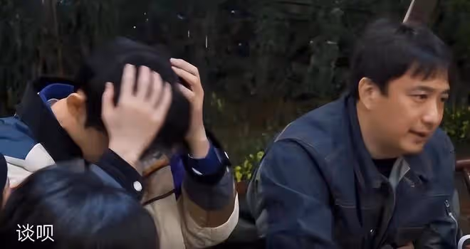 16歲多多指導同學排舞台劇,拿話筒超幹練,展現領導才能側顏好俊