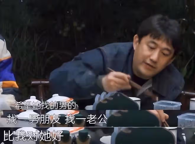 16歲多多指導同學排舞台劇,拿話筒超幹練,展現領導才能側顏好俊