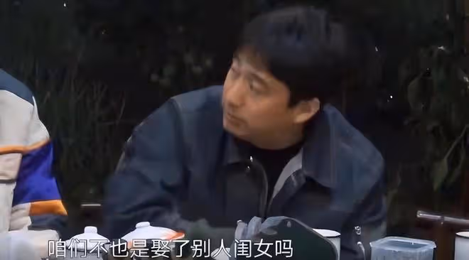 16歲多多指導同學排舞台劇,拿話筒超幹練,展現領導才能側顏好俊