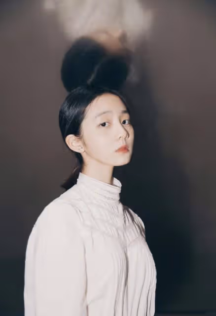16歲多多指導同學排舞台劇,拿話筒超幹練,展現領導才能側顏好俊