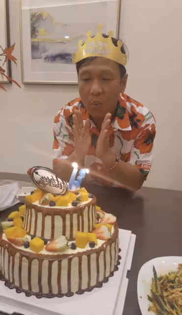 宋小寶曬42歲慶生照,吹蠟燭動作喜感,被粉絲玩梗調侃皮膚黑