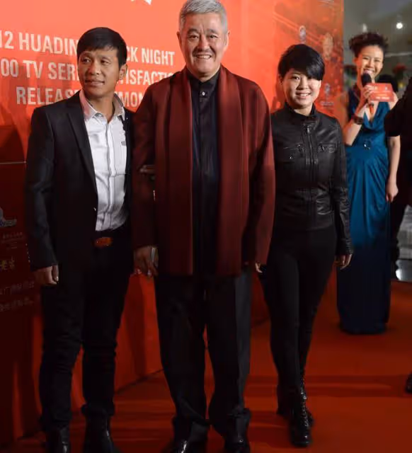 宋小寶曬42歲慶生照,吹蠟燭動作喜感,被粉絲玩梗調侃皮膚黑