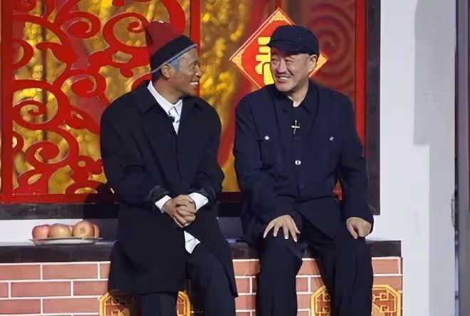 宋小寶曬42歲慶生照,吹蠟燭動作喜感,被粉絲玩梗調侃皮膚黑
