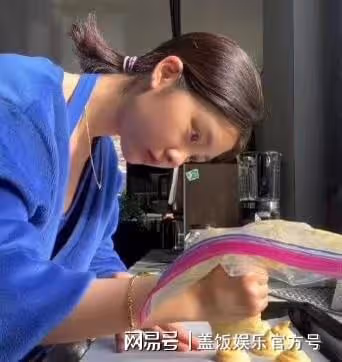 黃多多曬指導同學排練，穿白襯衣側顏好美，展現領導才能超幹練