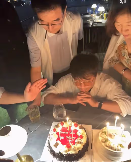 陳思誠現身曼谷慶生,23歲小女友疑在現場,站准婆婆身後笑容滿面