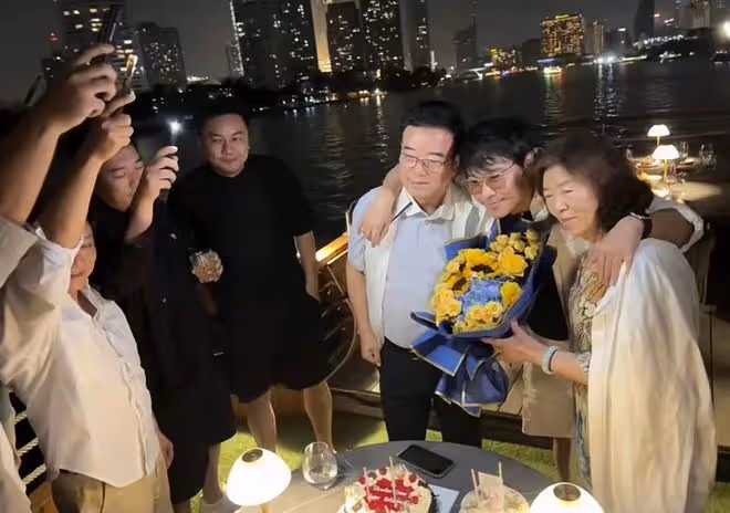 陳思誠現身曼谷慶生,23歲小女友疑在現場,站准婆婆身後笑容滿面