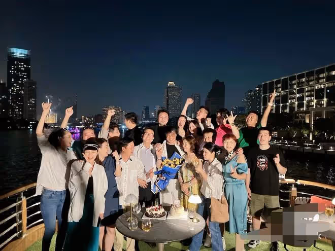 陳思誠現身曼谷慶生,23歲小女友疑在現場,站准婆婆身後笑容滿面