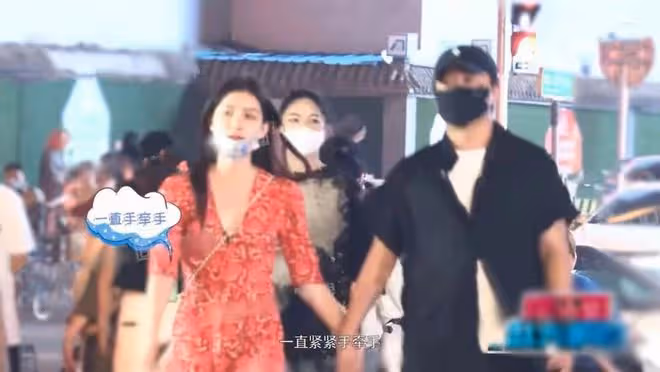 陳思誠現身曼谷慶生,23歲小女友疑在現場,站准婆婆身後笑容滿面