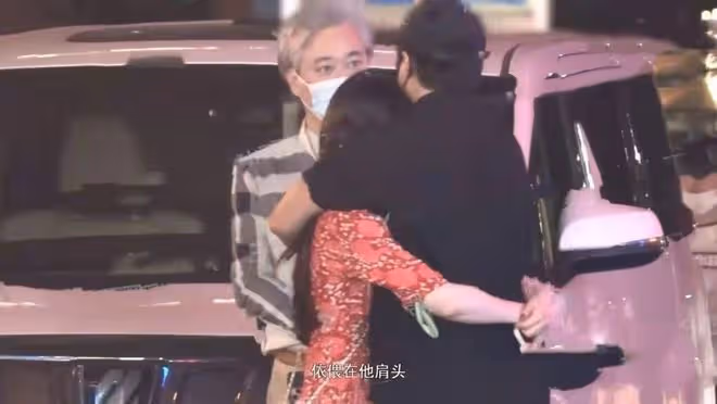 陳思誠現身曼谷慶生,23歲小女友疑在現場,站准婆婆身後笑容滿面