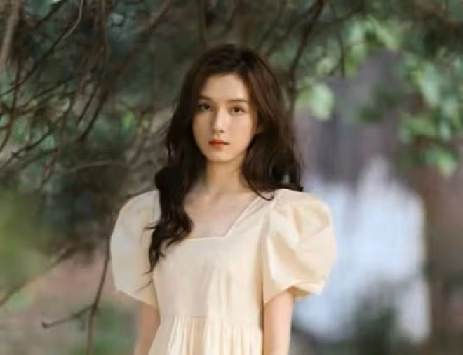 陳思誠現身曼谷慶生,23歲小女友疑在現場,站准婆婆身後笑容滿面
