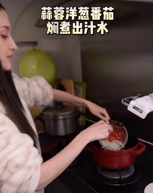 鄭嘉穎嬌妻產後做月子餐手部淤青,塗指甲妝容精緻,31歲已生3子